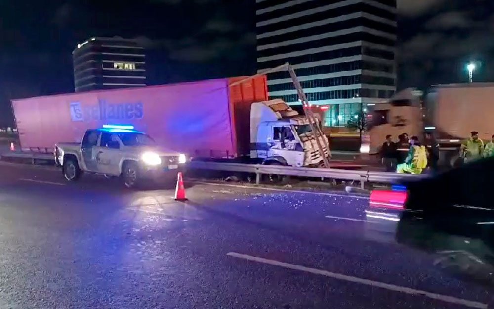 Violento choque entre un camión y un auto en la entrada de Escobar