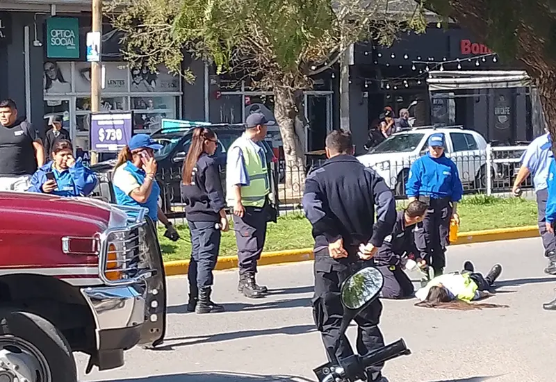 la agente de tránsito atropellada pro el conductor alcoholizado es asistida por sus compañeros