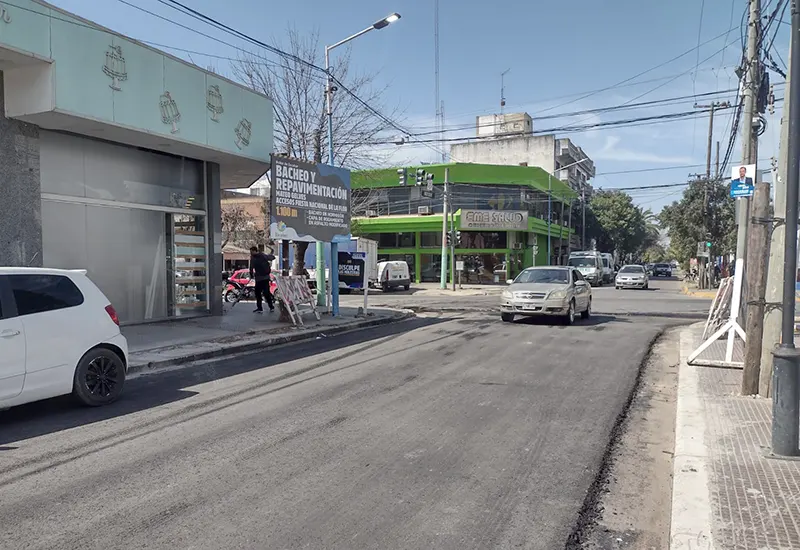 asfalto de la calle Gelves a la altura del hospital Erill