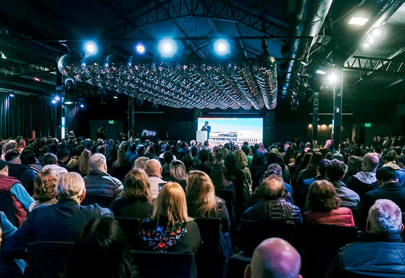 auditorio en la presentación del proyecto de la universidad