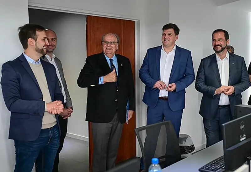 De Mendiguren, Cheppi y Sujarchuk sonríen