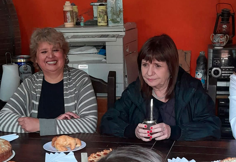 Patricia Bullrich con vecinos en Matheu