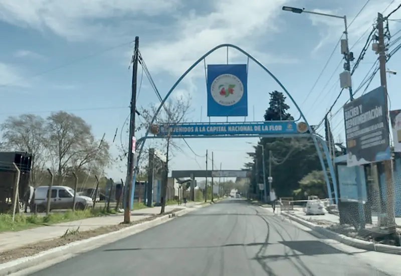 asfalto de la calle Gelves llegando a la Ciudad Floral