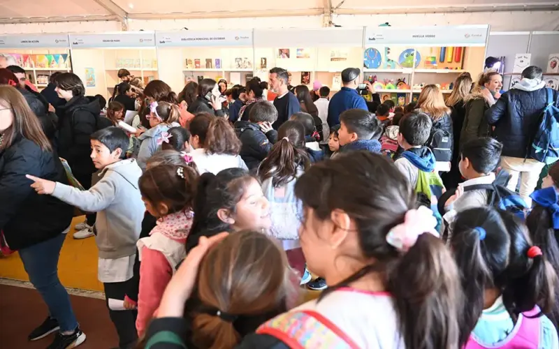 Estudiantes recorriendo Feria del Libro de Escobar