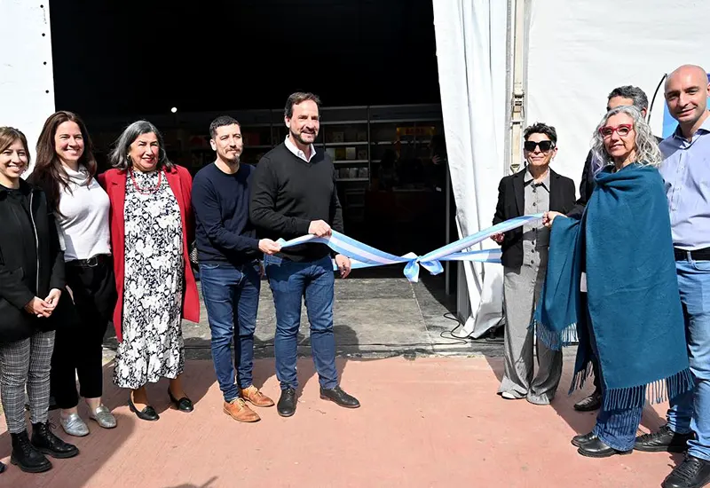 Corte de cintas en la apertura de la Feria del Libro