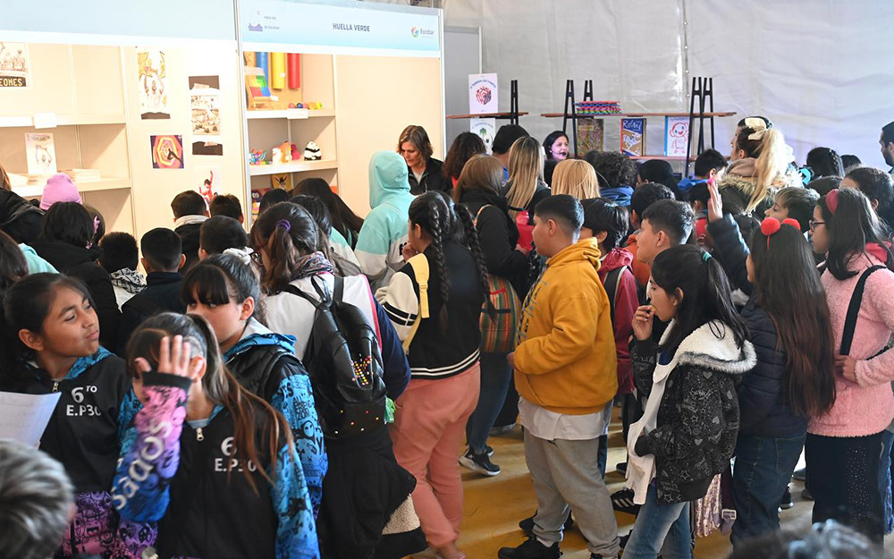 Estudiantes recorriendo la Feria del Libro