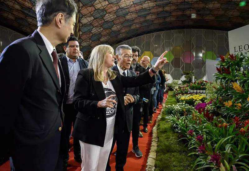 recorrida de autoridades por la Fiesta de la Flor