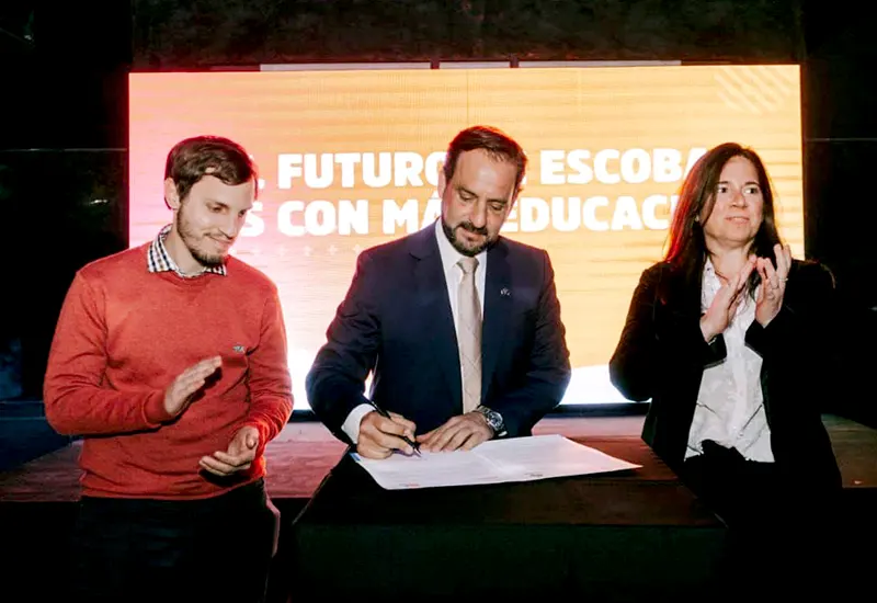 Sujarchuk firma el proyecto de creación de la universidad de Escobar
