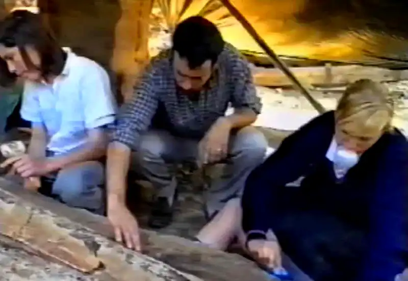 Sacha Kun Sabó analiza restos de la ballena encontrada en Maschwitz