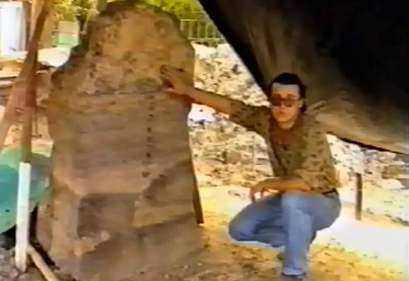 Oscar Trujillo junto a restos de la ballena hallada en Maschwitz