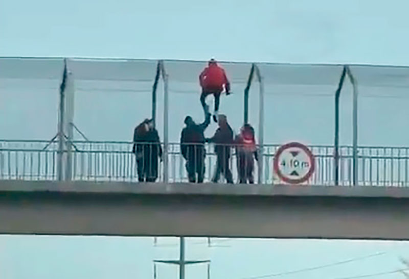 joven subido a la pasarela en intento de suicidio panamericana