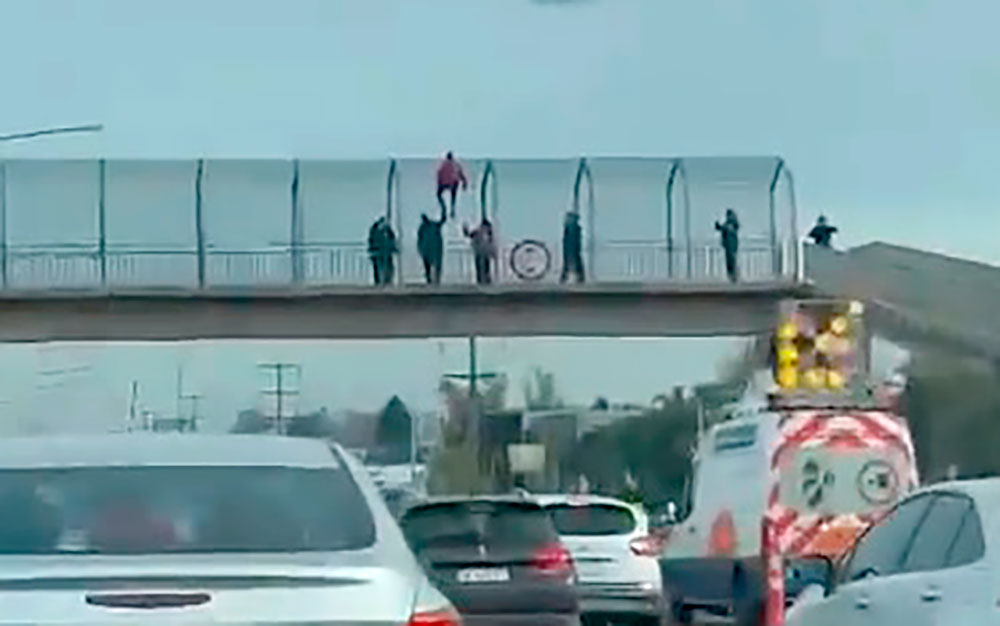 Joven amenazó con tirarse desde un puente peatonal a la autopista en Garín