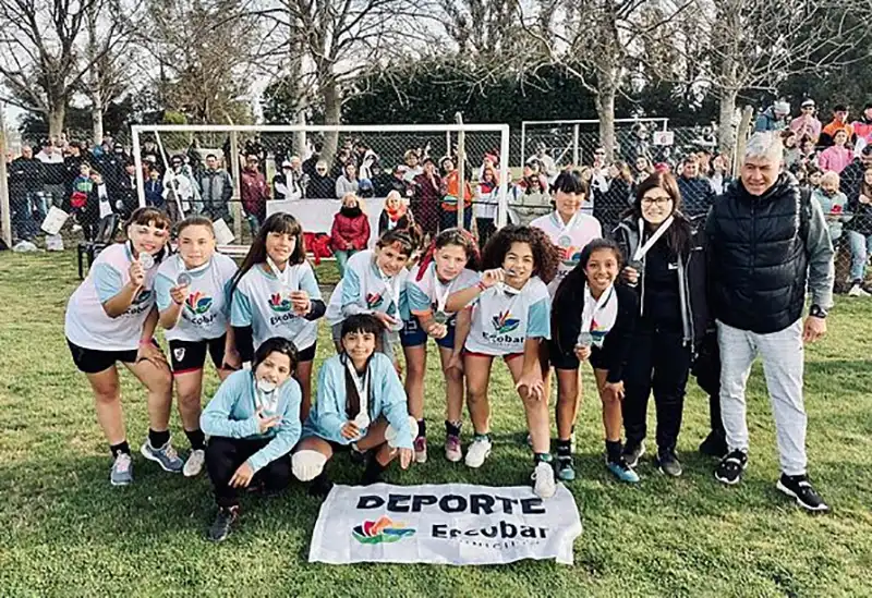equipo de fútbol femenino que logró medalla de plata en los Juegos Bonaerenses