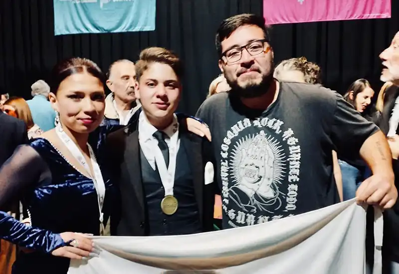pareja ganadora de la medalla de oro en los Juegos Bonaerenses