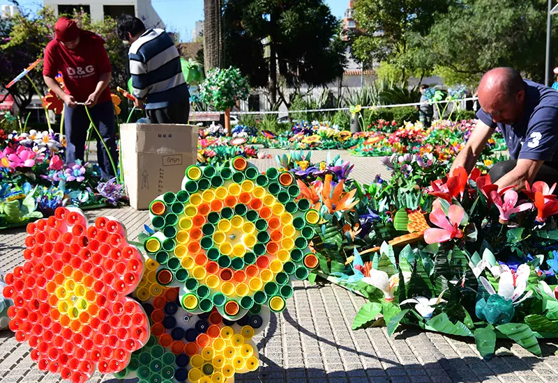 armado de la muestra con plásticos reciclados en la plaza San Martín