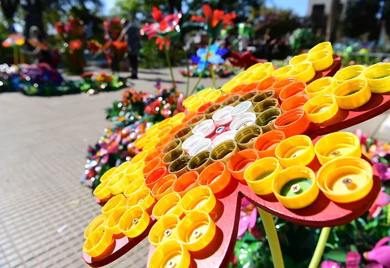 Ornamentación con materiale reciclables en la plaza de Escobar