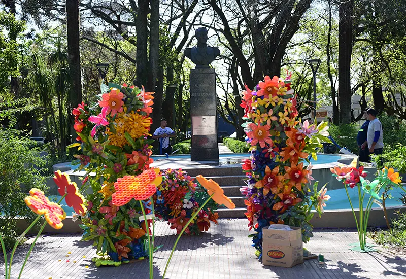 Ornamentación con materiale reciclables en la plaza de Escobar