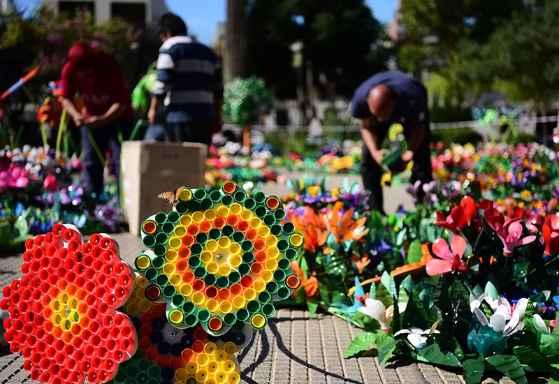 Ornamentación con materiale reciclables en la plaza de Escobar