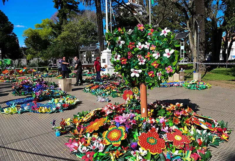 Ornamentación con materiale reciclables en la plaza de Escobar