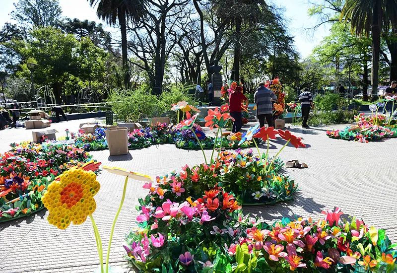 Ornamentación con materiale reciclables en la plaza de Escobar