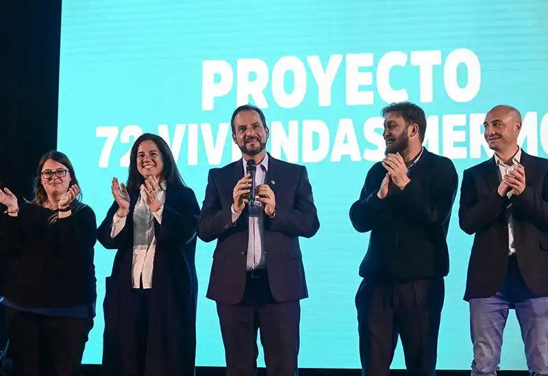 Sujarchuk y otros funcionarios durante el sorteo de viviendas