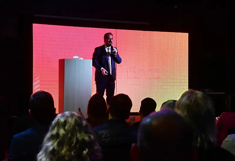 Sujarchuk expone sobre el proyecto de la universidad ante el auditorio