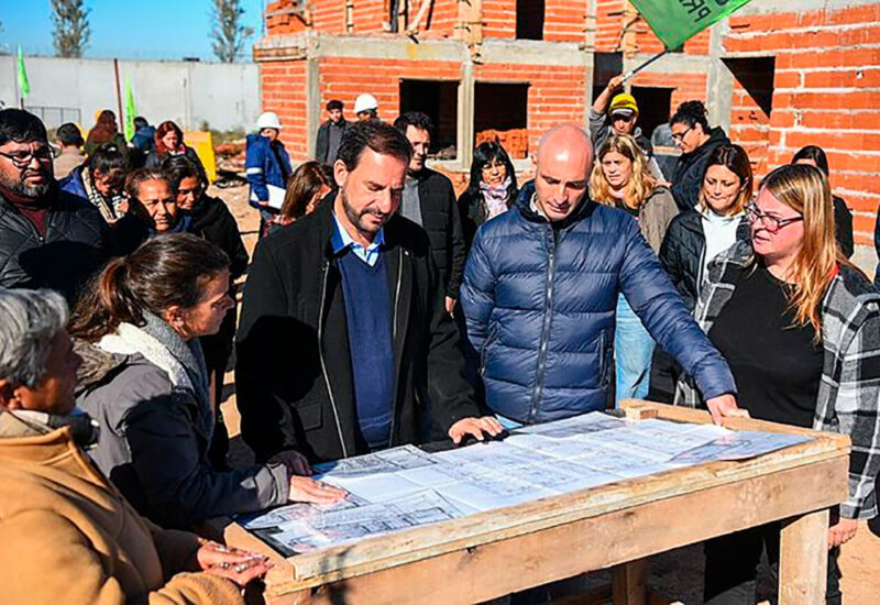 visita de funcionarios a las viviendas familiares en Mermoz