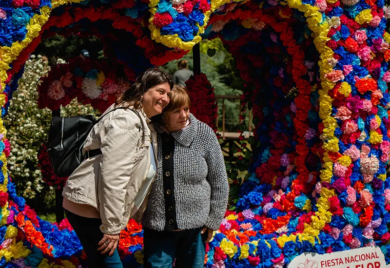 gente sacándose fotos en la Fiesta de la Flor