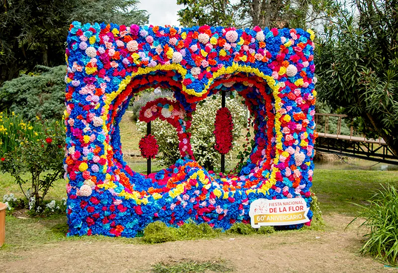 ornamentación alusiva al 60º aniversario de la exposición