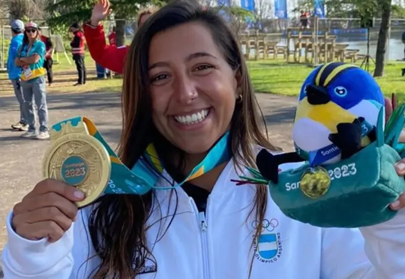 Eugenia de Armas muestra la medalla de oro lograda en los Panamericanos