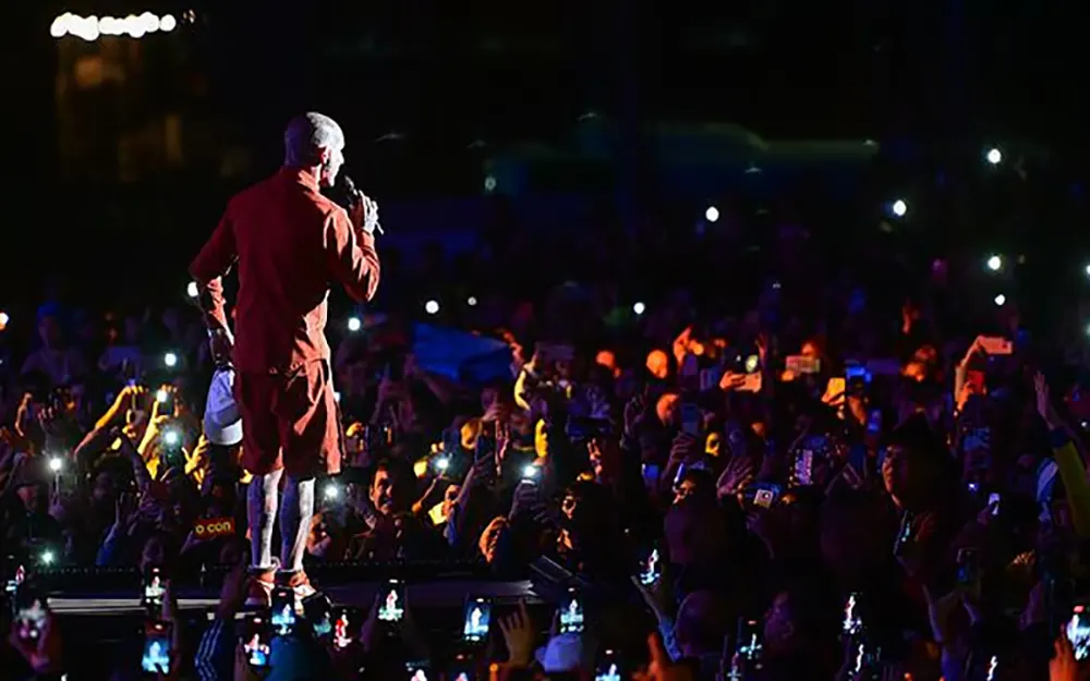 Ke Personajes se presentó ante una multitud en la 60º Fiesta de la Flor