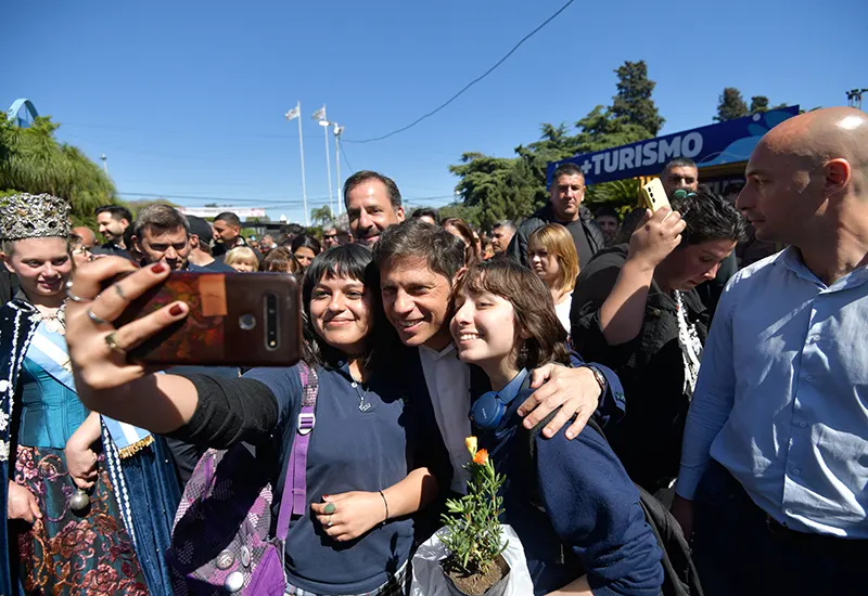Una mujer y una nena se sacan una selfie con Kicillof