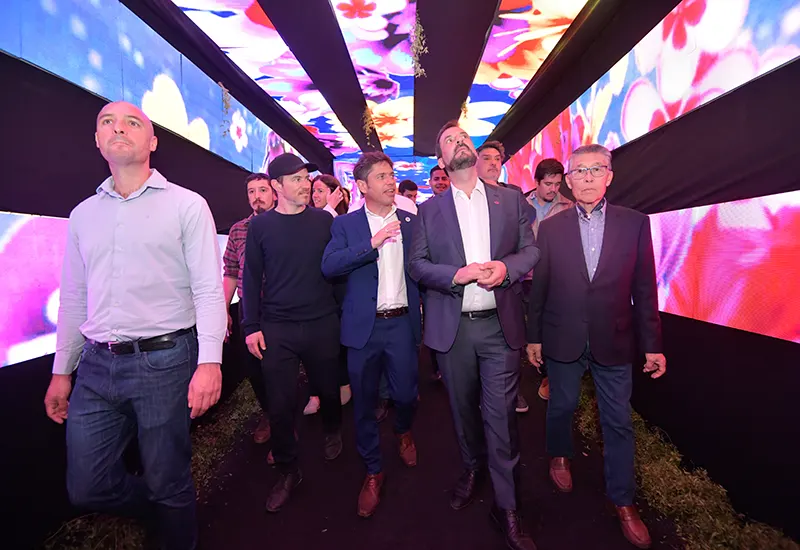 Kicillof, Sujaechuk y Hirose recorren el puente que une los pabellones