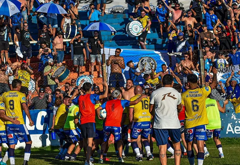 jugadores de la Fraternidad celebran junto a la hinchada su debut en el torneo Federal del año pasado