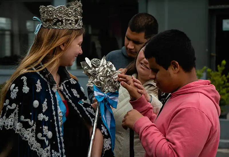 la embajadora de la fiesta de la Flor recibió a los visitantes