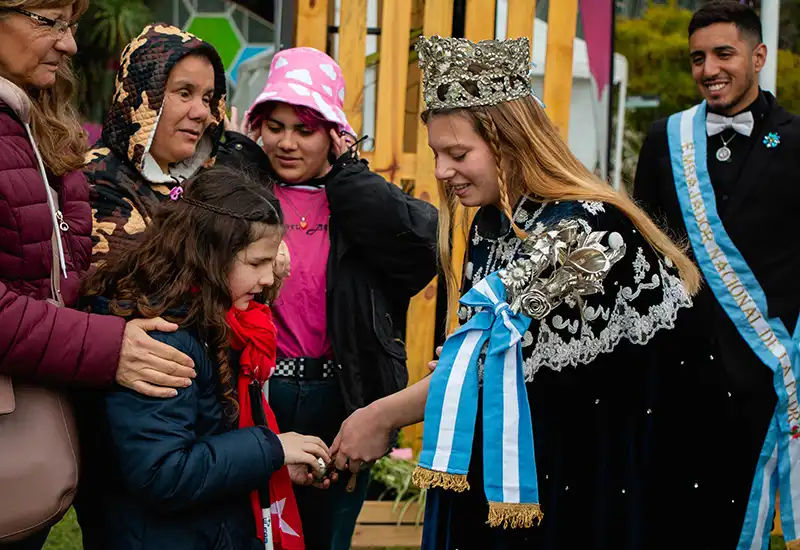 la embajadora de la fiesta de la Flor recibió a los visitantes