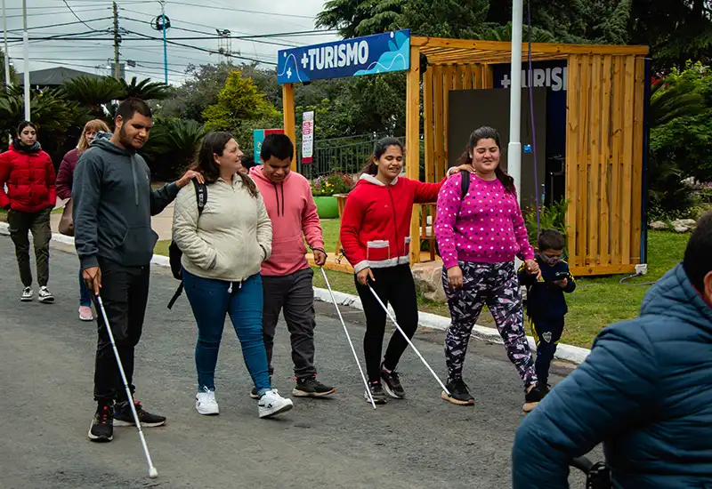 el contingente de ciegos pasea por el predio