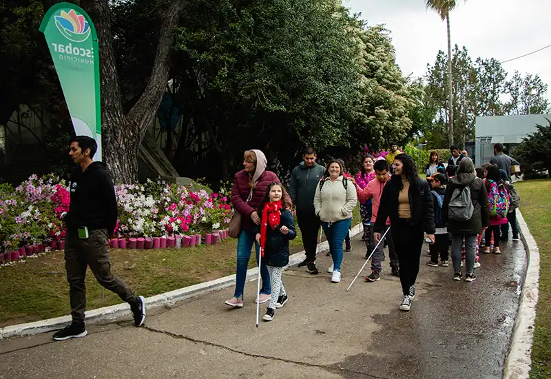 el contingente de ciegos pasea por los jardines del predio