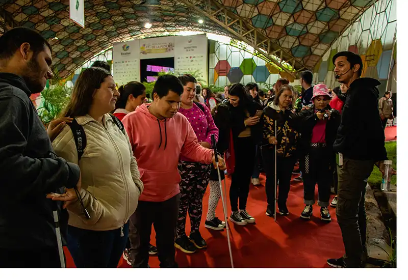 un guía estuvo a cargo de la visita guiada para ciegos