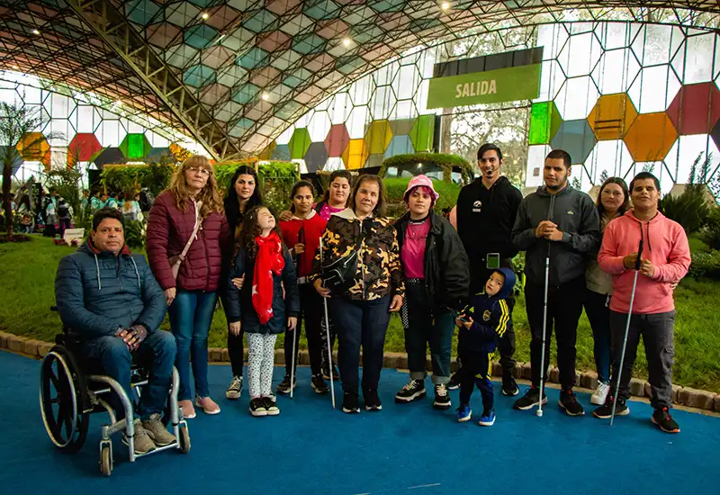 los visitantes posan para la foto al final del recorrido