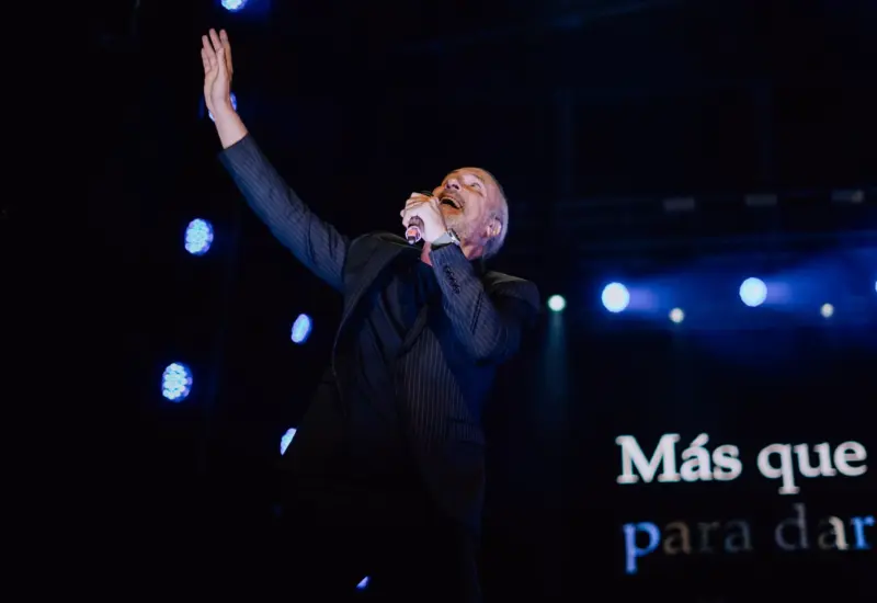 Manuel Wirzt cantando