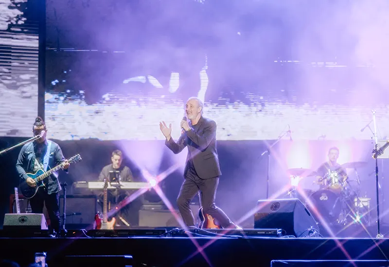 Manuel Wirzt canta y habla con la gente