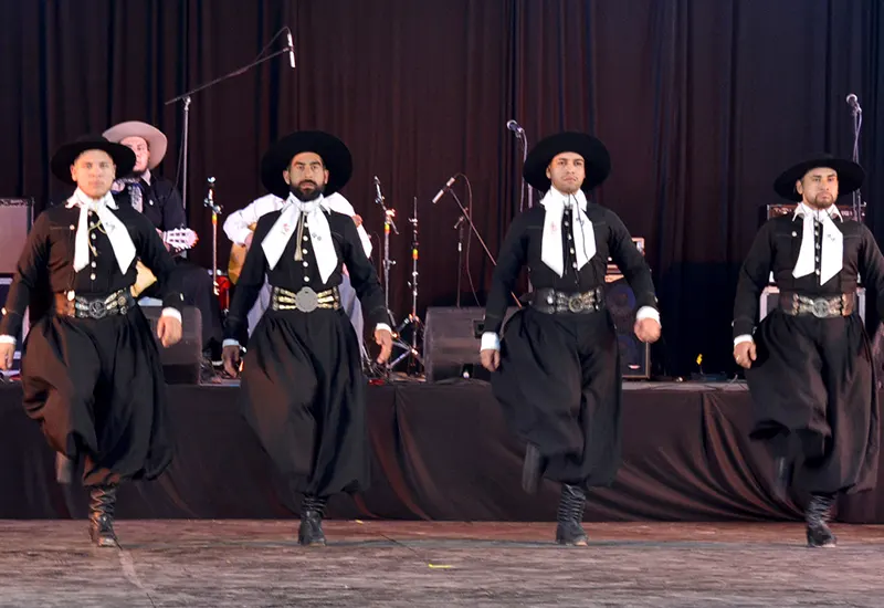 conjunto de malambo en el Pre Cosqu&iacute;n sede Escobar