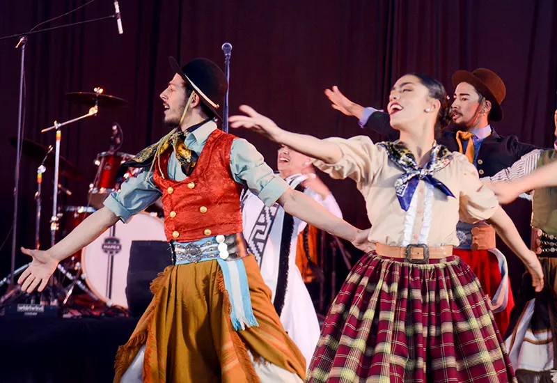 conjunto de baile en el Pre Cosqu&iacute;n