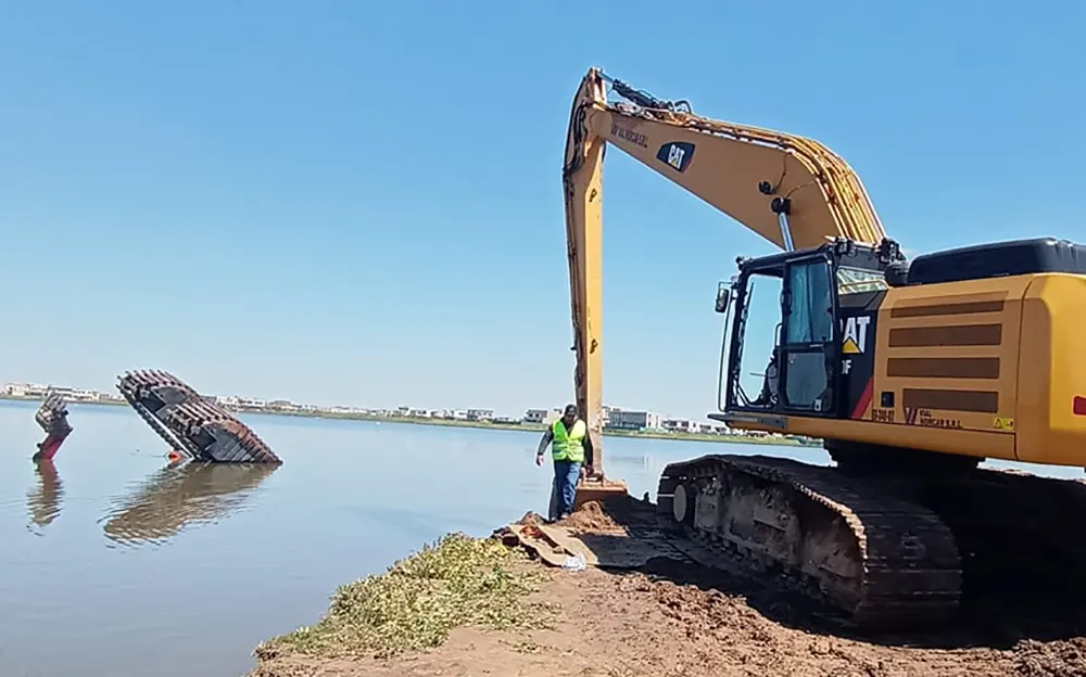 retroexcavadora caída a un lago en Puertos Escobar