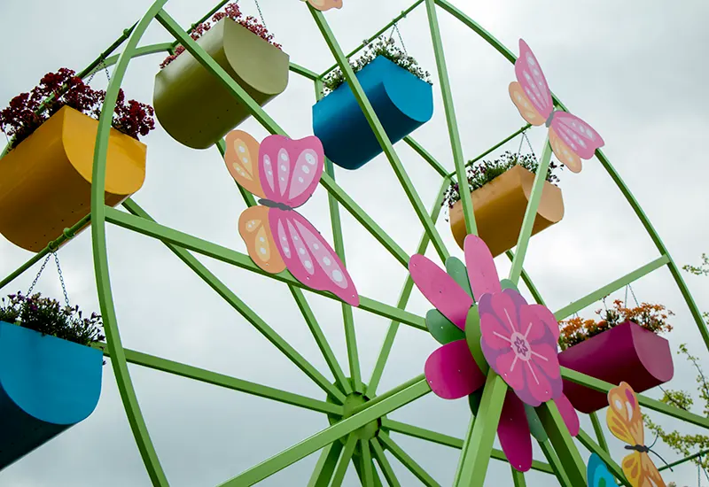 la rueda de los maceteros colgantes girando