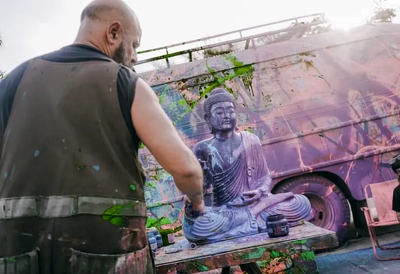 artista pintando una escultura