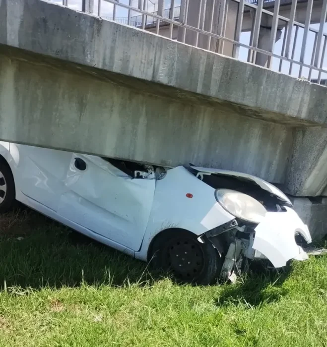 La parte frontal del vehículo quedó destruida bajo la estructura de hormigón del puente peatonal