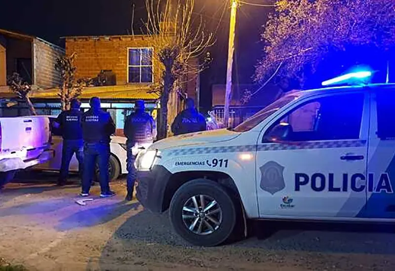 patrulleros y personal policial durante el allanamiento
