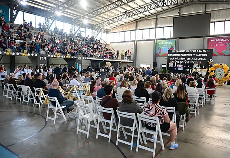 público e invitados del acto